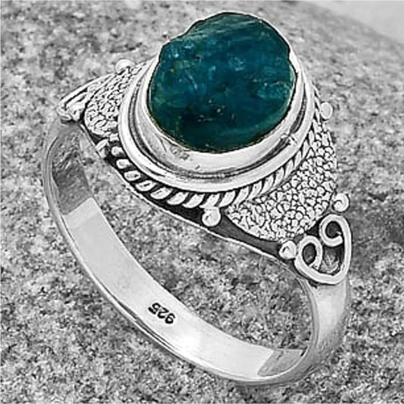 Neon blue apatite ring sizes 7 - 8.5 - Picture 4 of 8